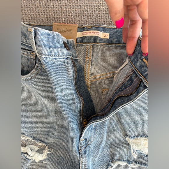 Levi’s High-Waisted Mom Jean – Size 27 - Picture 4 of 10